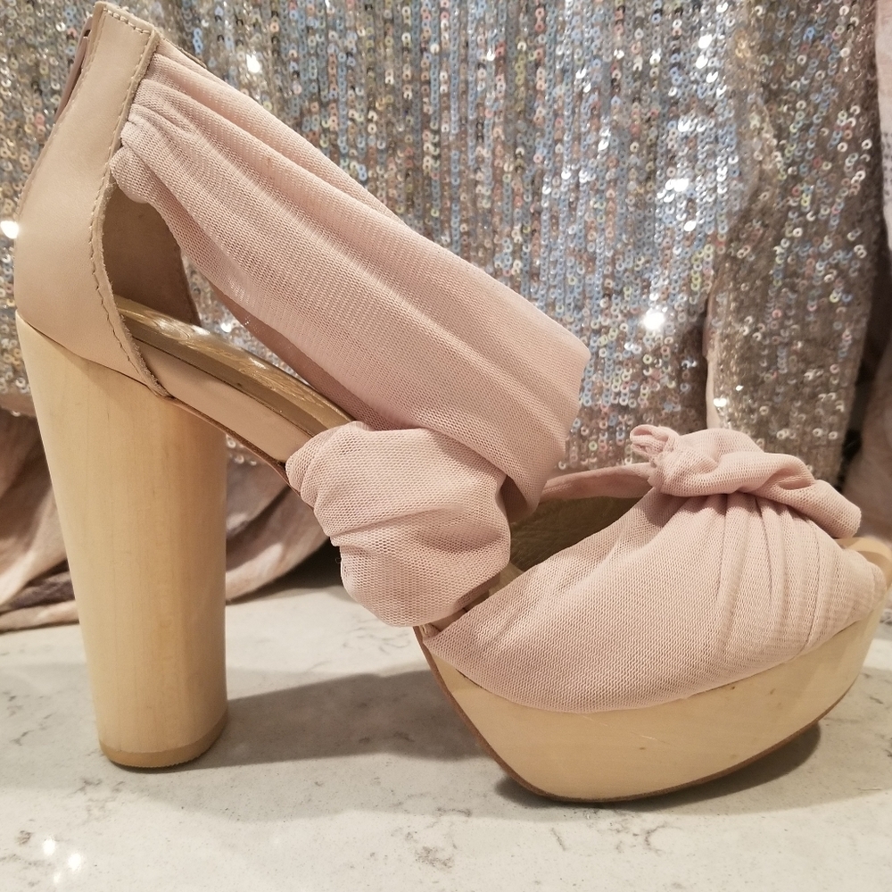 4.5" high heel Seychelles size 8